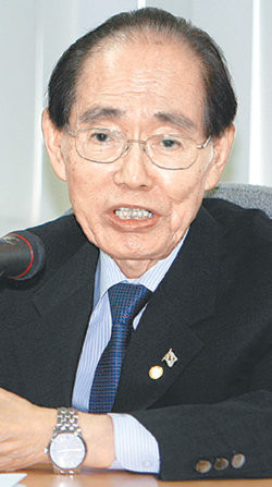 황장엽 전 북한 노동당 비서가 7일 오후 서울 종로구 세종로 동아일보사를 방문해 북한 문제를 연구하는 사내 학습모임인 ‘남북한 포럼’ 소속 기자들에게 ‘북한 민주화 전략’을 주제로 강의하고 있다. 이종승 기자 urisesang@donga.com ☞사진 더 보기