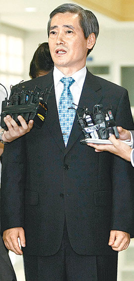 돌아온 현대아산 사장 10일 개성을 방문했던 조건식 현대아산 사장이 이날 오후 돌아와 개성 현지 상황에 대해 설명하고 있다. 파주=전영한 기자