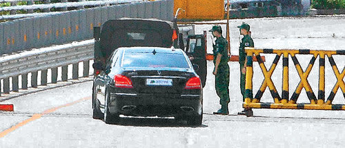 玄회장 차량 北으로 현정은 현대그룹 회장이 10일 승용차 편으로 경기 파주시 도라산 남북출입사무소를 통과하고 있다. 정부는 북한이 개성공단 근로자 A 씨를 조건 없이 석방해 현 회장과 함께 귀환시킬 것을 기대하고 있다. 파주=전영한 기자