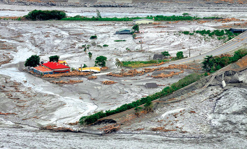 도심 쑥대밭 10일 제8호 태풍 모라꼿이 강타한 대만 동남부 타이둥 시에 폭우가 쏟아지면서 강물이 불어나 집과 건물, 도로가 물에 잠겼다. 이번 태풍으로 대만에서는 적어도 15명이 숨졌다. 타이둥=AFP 연합뉴스