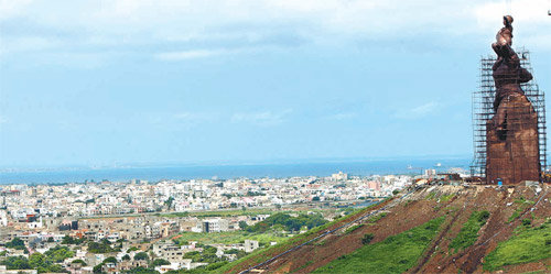 북한 기술자들이 제작해 세네갈 다카르 국제공항에서 시내 중심가로 진입하는 길목에 세워질 ‘아프리카 르네상스’ 기념탑. 12월 완공을 앞둔 이 탑의 높이는 50m에 달한다. 다카르=연합뉴스