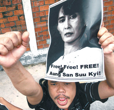 아웅산 수치 또 1년 6개월 가택연금… 미얀마인들 “그녀를 석방하라”11일 미얀마 민주화운동의 상징인 아웅산 수치 여사가 또다시 1년 6개월 동안 가택연금을 당하게 됐다는 소식이 전해진 뒤 태국 방콕의 미얀마대사관 앞에서 한 미얀마인이 수치 여사의 사진을 들고 “수치 여사를 석방하라”는 구호를 외치고 있다. 방콕=EPA 연합뉴스