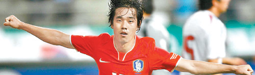 박주영이 12일 서울월드컵경기장에서 열린 파라과이와의 평가전에서 0-0으로 맞선 후반 38분 결승골을 넣은 뒤 두 팔을 벌려 골 세리머니를 하고 있다. 전영한 기자