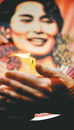 12일 저녁 호주 시드니 마틴 광장에서 국제인권단체인 국제사면위원회(앰네스티)가 개최한 촛불집회에서 한 참가자가 아웅산 수치 여사의 석방을 기원하며 두 손을 모아 촛불을 들고 있다. 시드니=EPA 연합뉴스