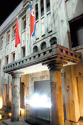 강원도DMZ박물관에 전시된 북한 노동당사 모형. 이인모 기자