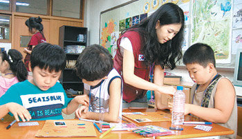 경기 여주군 북내면 운암분교에서 고려대 사회봉사단 소속 대학생들이 어린이들과 함께 영어 자료를 만들고 있다. 사진 제공 고려대 사회봉사단