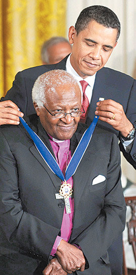 버락 오바마 미국 대통령이 12일 백악관 이스트룸에서 열린 ‘자유의 메달’ 시상식에서 남아프리카공화국의 데즈먼드 투투 대주교에게 메달을 걸어주고 있다. 워싱턴=EPA 연합뉴스