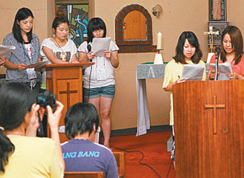 7일 오후 인천 강화군 송산교회에서 한일 대학생 연합 캠프에 참가한 성공회대와 일본 릿쿄대 학생들이 윤동주 시인의 시를 한국어와 일본어로 함께 낭송하고 있다. 사진 제공 성공회대