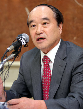 김우룡 방송문화진흥회 이사장이 13일 서울 영등포구 여의도의 한 호텔에서 가진 기자간담회에서 “MBC는 방문진을 골격으로 하는 공영적 민영체제가 바람직하다고 생각하지만 많은 사람의 의견을 모을 것”이라고 말했다. 이훈구 기자