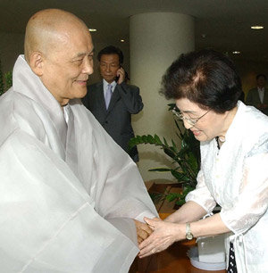 조계종 총무원장인 지관 스님(왼쪽)이 13일 김대중 전 대통령이 입원한 서울 신촌동 세브란스병원을 찾아 김 전 대통령의 부인 이희호 여사를 위로하고 있다. 연합뉴스