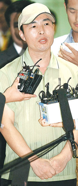 되찾은 자유… “무사히 돌아와 기쁩니다” 북한에 억류된 지 136일 만인 13일 오후 전격 석방된 현대아산 직원 유성진 씨가 경기 파주시 도라산 남북출입사무소를 통해 귀환해 “무사히 돌아와 기쁘다. 정부 당국과 현대아산 그리고 국민 여러분께 감사드린다”며 소감을 밝히고 있다. 파주=전영한 기자