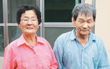 북한에 장기간 억류됐다가 13일 극적으로 석방된 현대아산 직원 유성진 씨의 고향인 경남 고성군 거류면 가려리에 살고 있는 유 씨 아버지 유응용 씨(오른쪽)와 어머니 유정이 씨. 아들의 석방 소식을 듣고 눈물을 흘렸다. 사진 제공 경남 고성군