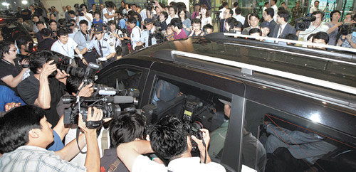 유 씨에게 쏠린 관심 북한에 억류됐다가 석방된 현대아산 직원 유성진 씨가 13일 오후 경기 파주시 도라산 남북출입사무소를 통과한 뒤 대기하고 있던 승용차에 앉아 있는 모습을 취재진이 경쟁적으로 촬영하고 있다. 파주=변영욱 기자