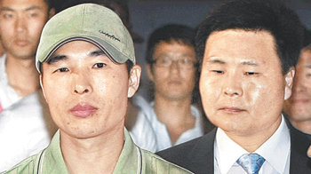 유성진 씨(왼쪽)가 13일 귀환 직후 취재진 앞에서 소감을 밝히고 있다. 그의 정확한 억류 경위가 아직 알려지지 않은 가운데 형 유성권 씨(오른쪽)는 14일 “동생이 북한에서 해서는 안 되는 김정일과 김정일 동생, 아들 정운 얘기를 했다”고 밝혔다. 파주=연합뉴스