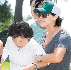 오열하는 어머니 15일 현장을 방문해 충격을 받은 고인의 어머니가 최 씨의 친구였던 방송인 이영자 씨의 부축을 받고 있다. 양평=연합뉴스