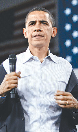 버락 오바마 미국 대통령이 15일(현지 시간) 콜로라도 주의 한 고등학교 체육관에서 열린 타운홀 미팅 도중 열기가 오르는지 웃옷을 벗고 있다. 그랜드정션=AP 연합뉴스