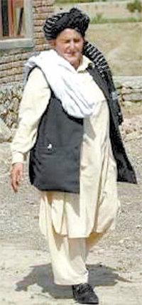 터번에 헐렁한 바지, 긴 셔츠. 아프가니스탄 지방의회 선거에 출마한 오크미나 후보가 아프간 남성의 전통 복장 차림으로 집을 나서고 있다. 코스트=로이터 연합뉴스