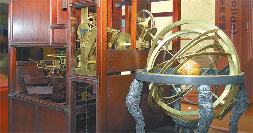 국립중앙과학관이 340년 전의 원형 그대로 복원해 18일부터 전시할 예정인 혼천시계. 이 시계는 원래 조선 현종 10년(1669년)에 천문학자인 송이영이 만든 것으로 세계 최초로 무거운 추가 내려가는 에너지를 이용해 작동된다. 연합뉴스
