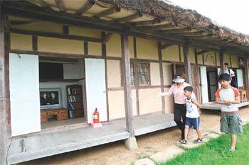 생가 둘러보는 어린이들 김대중 전 대통령의 서거 소식이 알려진 18일 오후 그의 고향 전남 신안군 하의도는 슬픔에 잠겼다. 폐렴으로 입원한 김 전 대통령의 병세가 위중했던 10일 어린이들이 김 전 대통령의 하의도 생가를 둘러보고 있다. 하의도=박영철 기자