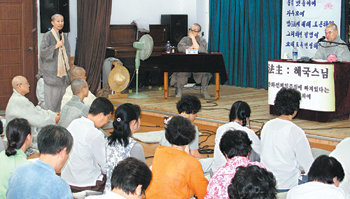 17일 전북 남원시 실상사 작은 학교에서 열린 ‘야단법석’ 토론회에서 도법 스님(왼쪽 서 있는 사람)이 혜국 스님(연단 위 오른쪽)의 기조 법어에 반론을 제기하고 있다. 남원=민병선  기자