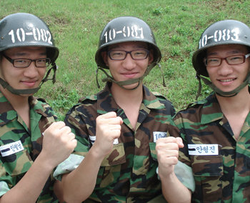 일란성 세쌍둥이 형제인 안형남, 형욱, 형진 씨(왼쪽부터)가 18일 논산 육군훈련소에서 파이팅을 외치며 힘찬 군 생활을 다짐하고 있다. 사진 제공 육군