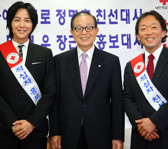 유종하 대한적십자사 총재(가운데)는 18일 지휘자 정명훈 씨(오른쪽)와 영화배우 장근석 씨를 친선대사, 홍보대사로 각각 임명했다. 연합뉴스