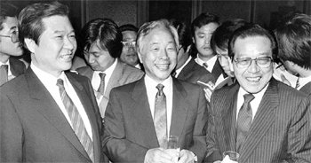 활짝 웃던 ‘3金시대’13대 대통령선거(1987년 12월 16일)를 두 달여 앞둔 1987년 10월 13일, 야당 대통령 후보로 나선 김대중 김영삼 김종필 씨(왼쪽부터)가 인촌기념회와 동아일보사가 주최한 인촌상 제정 축하 리셉션에서 만나 담소하고 있다. 동아일보 자료 사진