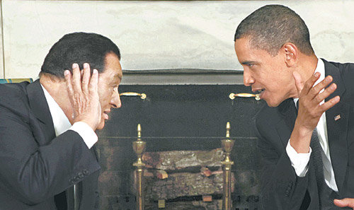 18일 미국 워싱턴 백악관에서 버락 오바마 미국 대통령(오른쪽)과 호스니 무바라크 이집트 대통령이 정상회담에서 중동평화협상 문제를 논의하고 있다. 워싱턴=로이터 연합뉴스
