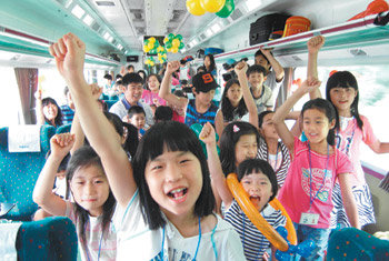 ‘다둥이 가족 여름기차여행’에 참가한 어린이들이 18일 경주로 향하는 기차 안에서 레크리에이션 강사의 동작을 따라하며 즐거워하고 있다. 노지현 기자