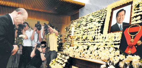 전두환 前대통령 조문 전두환 전 대통령이 19일 오전 김대중 전 대통령의 빈소가 마련된 서울 서대문구 신촌동 연세대 세브란스병원 장례식장을 찾아 조문하고 있다. 사진공동취재단