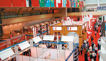 닝샤 후이족 자치구 인촨의 국제무역전시관에서 열린 국제무역전람회의 국제관에 70여 개국이 부스를 차려놓고 홍보 활동을 벌이고 있다. 전시관 위쪽에 참가국의 국기가 만국기처럼 걸려 있다. 인촨=구자룡  특파원