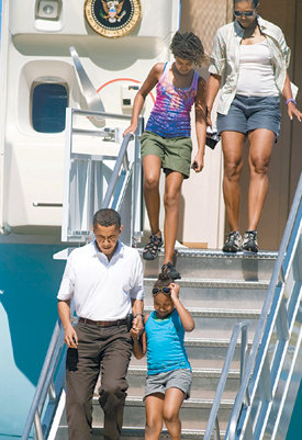 그랜드캐니언을 찾은 버락 오바마 미국 대통령(앞줄 왼쪽)의 가족이 16일 공항에 내리는 모습. 딸 사샤(앞줄 오른쪽), 말리아(뒷줄 왼쪽) 만큼이나 가벼운 복장을 한 미셸 여사(뒷줄 오른쪽)의 모습이 눈에 띈다. 투손=AP 연합뉴스