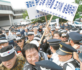 대한민국상이군경회를 비롯한 보수단체 회원들이 21일 북한 조문단이 입국한 김포공항 주차장에 모여 시위를 벌이고 있다. 김재명 기자