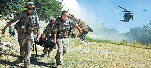 19일 아프가니스탄 카불 서남부 와닥의 탕이 계곡에서 미군 병사들이 탈레반의 공격으로 부서진 차량에서 부상병을 빼내 급히 이송하고 있다. 미 국방부는 22일 2001년 아프간전쟁 개전 이후 716명의 병사가 사망했다고 밝혔다. 와닥=AP 연합뉴스