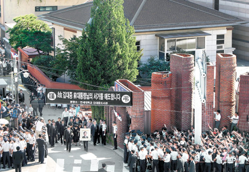 동교동 떠나는 운구행렬고 김대중 전 대통령의 운구행렬이 23일 서울 마포구 동교동 사저를 떠나고 있다. 김 전 대통령의 둘째 아들 홍업 씨의 장남 종대 씨가 든 고인의 영정은 사저 1, 2층과 김대중도서관 곳곳을 20여 분 동안 둘러봤다. 연합뉴스