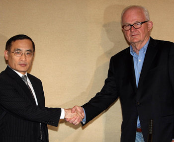 북핵 6자회담의 한국 측 수석대표인 위성락 외교통상부 한반도평화교섭본부장(왼쪽)이 22일 서울 시내 한 호텔에서 스티븐 보즈워스 미국 대북정책특별대표와 악수하고 있다. 보즈워스 대표는 미국 조문사절단의 일원으로 이날 방한했다. 연합뉴스