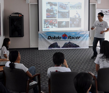 한국의 독도를 세상에 알리기 위해 세계일주에 나선 서울대 ‘독도 레이서’ 일행이 20일 미국 스탠퍼드대에서 현지 대학생들에게 독도가 한국 영토임을 열심히 설명하고 있다. 샌프란시스코=연합뉴스