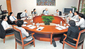 KBS 이사회 새 진용은?9월 새로 출범하는 KBS 이사회를 둘러싼 하마평이 쏟아지고 있다. 손병두 전 서강대 총장 등이 유력 이사 후보로 거론되고 있다. 새 이사회는 11월 중순 임기가 끝나는 이병순 사장 연임 여부와 수신료 현실화를 논의해야 한다. 사진은 8월 말 임기가 끝나는 현 이사회. 사진 제공 KBS