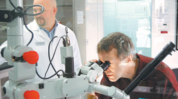 미국 시애틀 교외의 벨뷰 시에 있는 인텔렉추얼 벤처스(IV) 연구소에서 한 발명가가 연구용 실험기기를 들여다보고 있다. IV 연구소는 특허와 아이디어를 실제로 구현해보기 위해 전자, 나노, 바이오 등 다양한 분야의 연구시설을 갖추고 있다. 현지의 한 언론은 이 연구소를 “발명가들의 진정한 꿈”이라고 표현했다. 사진 제공 인텔렉추얼 벤처스