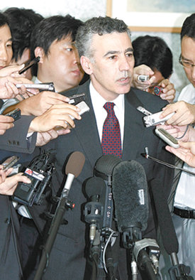 美의 생각이 궁금해…필립 골드버그 미국 국무부 대북제재조정관은 24일 외교통상부 청사에서 위성락 한반도평화교섭본부장과 면담하고 나오면서 기자들의 질문에 답하고 있다.전영한 기자