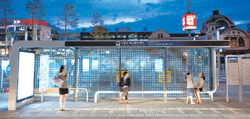 현대카드는 7월 말 개통한 서울역 앞 대중교통 환승센터의 버스승차대 디자인을 서울시에 기부했다. 정보기술(IT)과 예술을 접목한 이 ‘아트셸터(버스승차대)’는 화려한 발광다이오드(LED) 스크린으로 각종 영상을 보여 준다. 사진 제공 현대카드