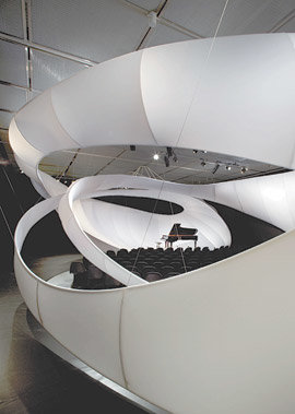 요한 제바스티안 바흐 실내악 연주홀의 인조섬유 구조물은 무대 위에서 들려오는 음악을 시각으로도 느낄 수 있게 해준다. 사진 제공 루크헤이스