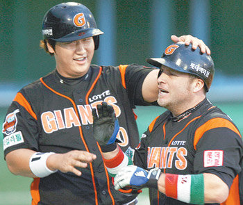 롯데 카림 가르시아(오른쪽)가 25일 삼성과의 대구 경기에서 1-0으로 앞선 1회 3점 홈런을 날리고 홈으로 들어오자 1루 주자였던 이대호가 축하해 주고 있다. 대구=연합뉴스