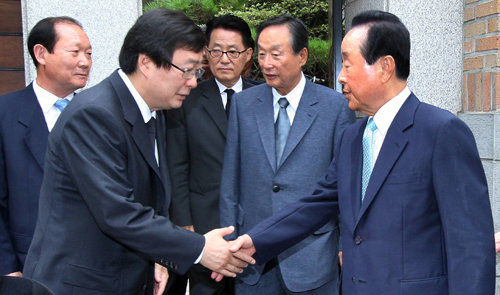 김영삼(YS) 전 대통령(오른쪽)이 26일 오전 서울 동작구 상도동 자택을 예방한 김대중(DJ) 전 대통령의 차남 홍업 씨를 배웅하고 있다. 이날 방문은 DJ의 국장 기간 YS의 문상 및 영결식 참석에 대한 감사의 뜻을 전하기 위해 이뤄진 것이다. 유족 측에서는 권노갑 전 민주당 고문과 박지원 민주당 의원이 참석했다. YS 측에서는 김덕룡 대통령국민통합특보가 배석했다. 연합뉴스