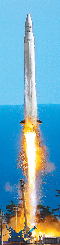 25일 오후 5시 전남 고흥군 봉래면 나로우주센터에서 과학기술위성 2호를 실은 나로호가 카운트다운을 마치고 하늘로 솟아오르고 있다. 과학기술위성 2호는 상단부 페어링(덮개) 한쪽이 분리되지 않아 정상궤도에 진입하지 못하고 대기권에서 소멸됐다. 동아일보 자료 사진