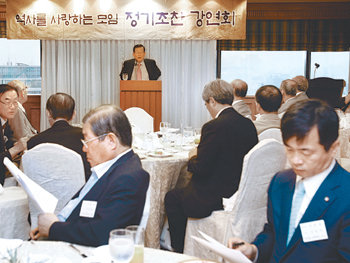 27일 ‘역사를 사랑하는 모임’ 회원들이 서울 중구 은행회관에서 유영익 한동대 석좌교수의 ‘이승만과 대한민국 건국’을 주제로 한 강연을 듣고 있다. 이 모임은 2개월마다 한 번씩 열리는 조찬 공부 모임을 9년째 한 번도 빠뜨리지 않고 이어가고 있다. 홍진환  기자