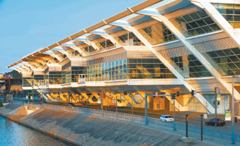 9월 24, 25일 제3차 G20 정상회담이 열리는 펜실베이니아 주 피츠버그의 데이비드 L 로런스 컨벤션센터. 최첨단 환경 및 에너지 기술을 활용해 건설돼 그린컨벤션센터로 불린다. 피츠버그=AFP 연합뉴스