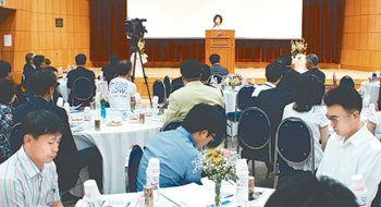 경기도와 안산시가 안산 사이언스 밸리(ASV)를 로봇산업의 거점으로 키우기 위해 27일 경기테크노파크에서 ‘경기도 로봇산업 육성 포럼’을 열었다. 안산=연합뉴스