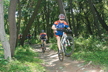울산 동구 염포산 산악자전거(MTB) 코스에서 애호가들이 MTB를 즐기고 있다. 염포산 MTB 코스는 최근 국내 공인경기장으로 인정받았다. 사진 제공 울산 동구
