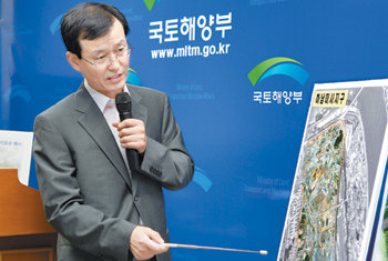 한만희 국토해양부 주택토지실장이 27일 정부과천청사 브리핑룸에서 ‘서민 주거안정을 위한 보금자리주택 공급확대 및 공급체계 개편방안’에 대해 설명하고 있다. 이번 대책은 주택 공급을 조기에 늘려 집값 안정을 꾀한다는 내용이 핵심이다. 과천=연합뉴스